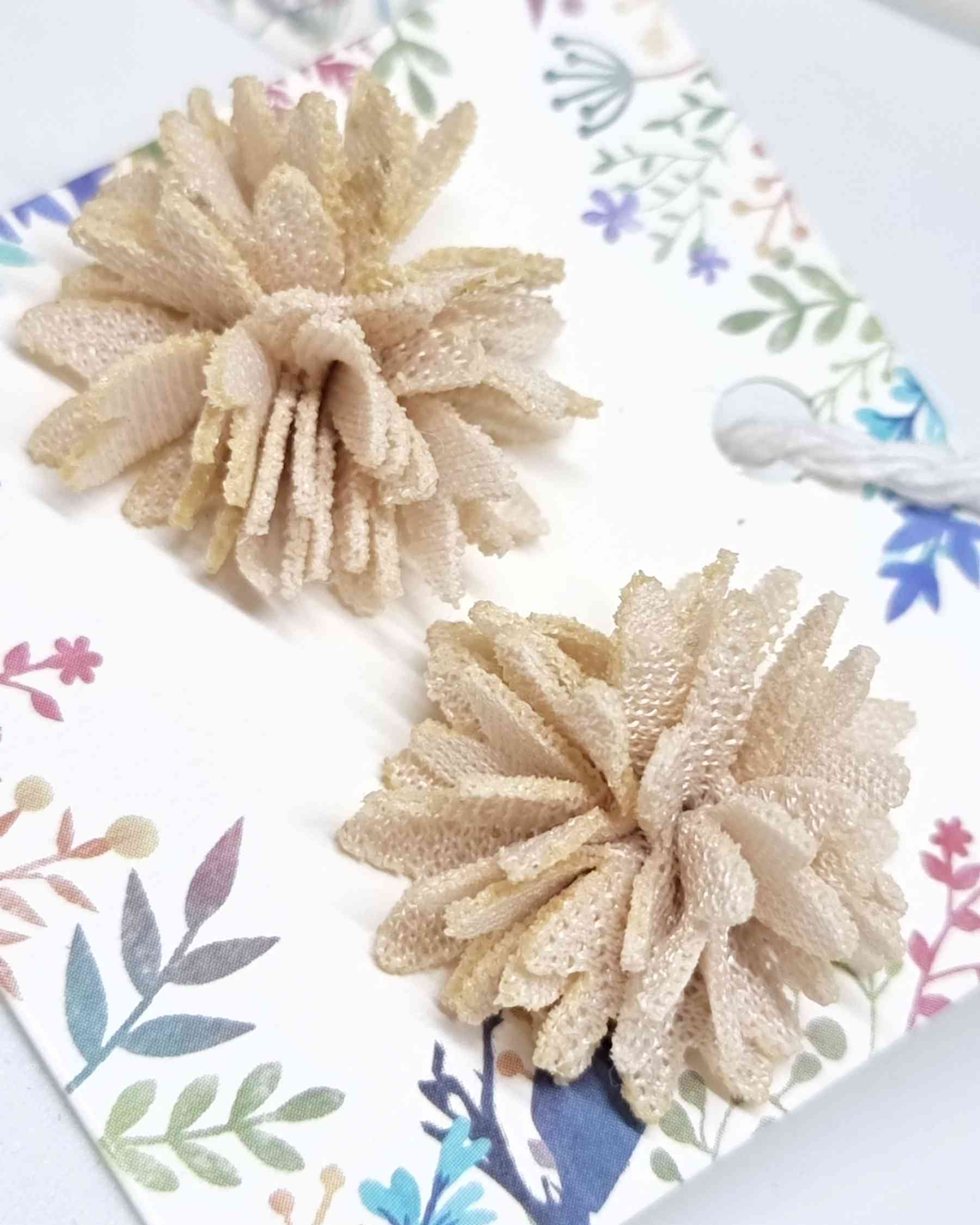 Pendientes Botón Flor | Ohrringe Damen SommerPendientes Flor Temporada ¡Lucirás hermosa y moderna con nuestros elegantes pendientes botón Flor! Estos pequeños pero llamativos pendientes son ideales para conseguir un look decorativo y refinado. Su diseño d