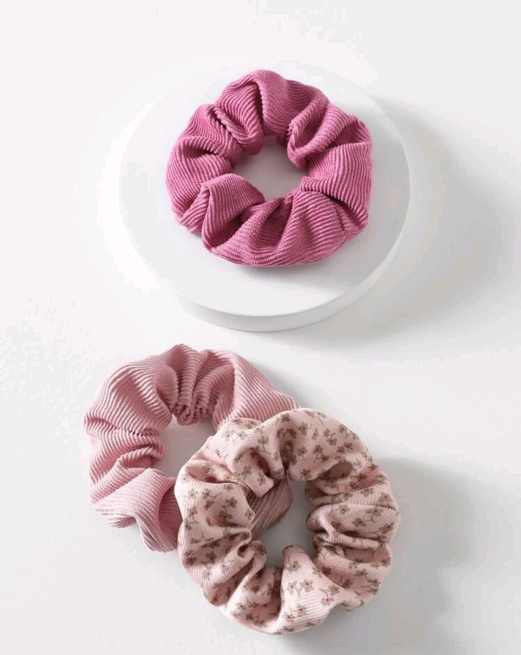 Set 3 gomas cabelloGomas en tela elástica para el cabello. 1 de diseño floral y 2 en tonos lisos acanalado. No daña el cabello. El set incluye 3 piezas. 100% Poliéster Envío: Suiza 2/3 días Europa 5/9 días