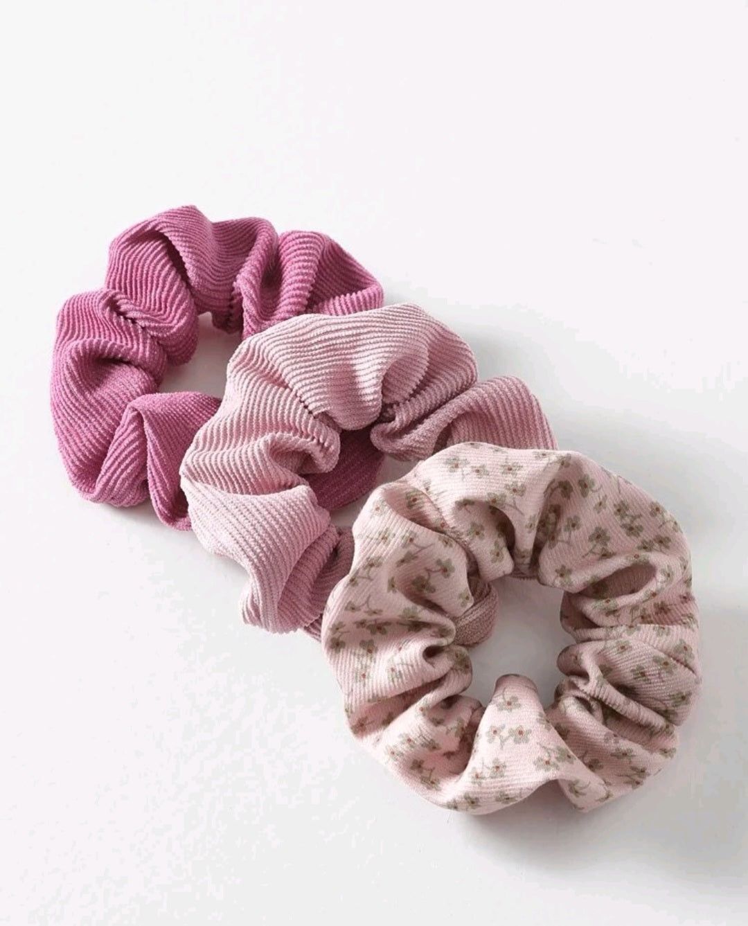 Set 3 gomas cabelloGomas en tela elástica para el cabello. 1 de diseño floral y 2 en tonos lisos acanalado. No daña el cabello. El set incluye 3 piezas. 100% Poliéster Envío: Suiza 2/3 días Europa 5/9 días