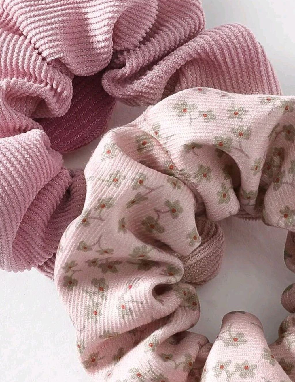 Set 3 gomas cabelloGomas en tela elástica para el cabello. 1 de diseño floral y 2 en tonos lisos acanalado. No daña el cabello. El set incluye 3 piezas. 100% Poliéster Envío: Suiza 2/3 días Europa 5/9 días