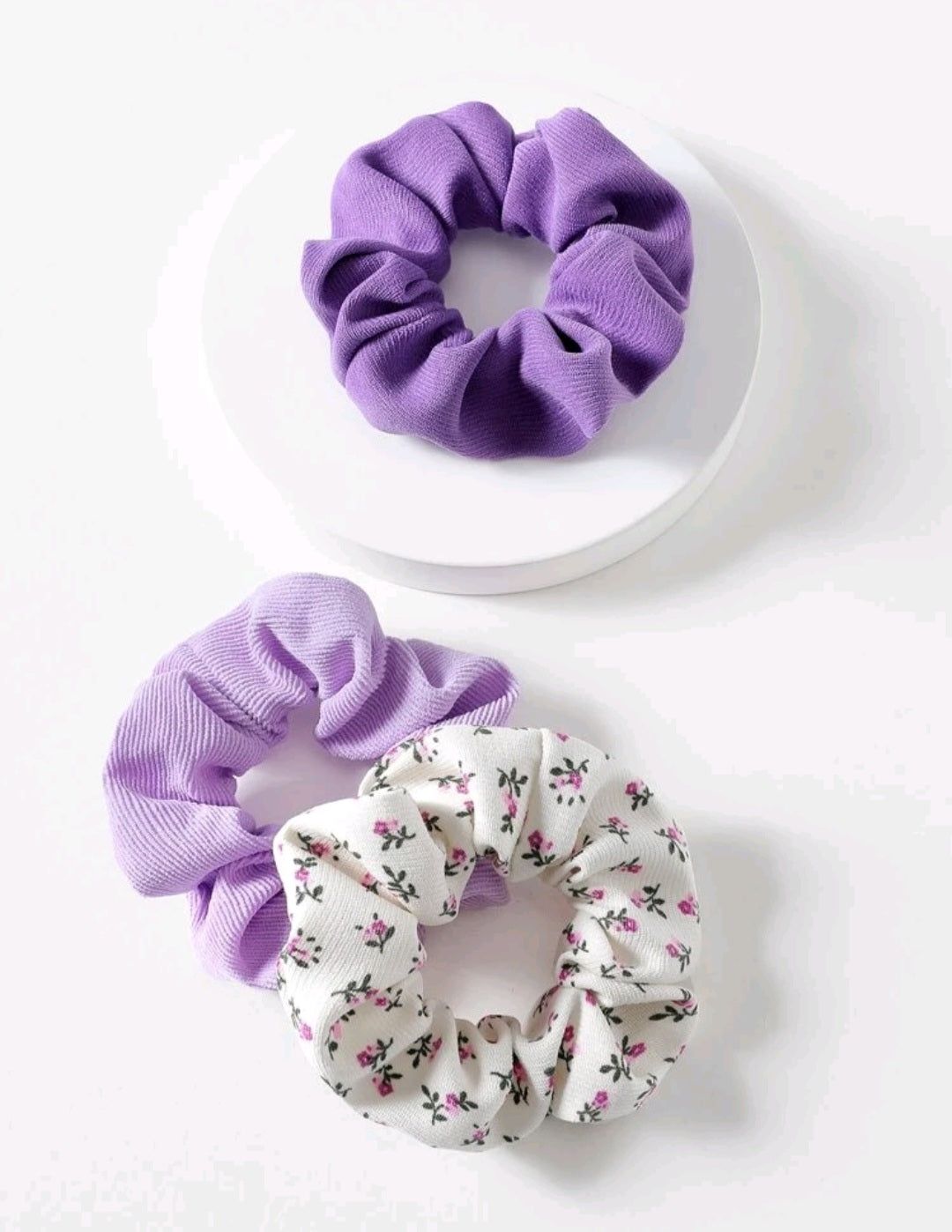 Set 3 gomas cabelloGomas en tela elástica para el cabello. 1 de diseño floral y 2 en tonos lisos acanalado. No daña el cabello. El set incluye 3 piezas. 100% Poliéster Envío: Suiza 2/3 días Europa 5/9 días