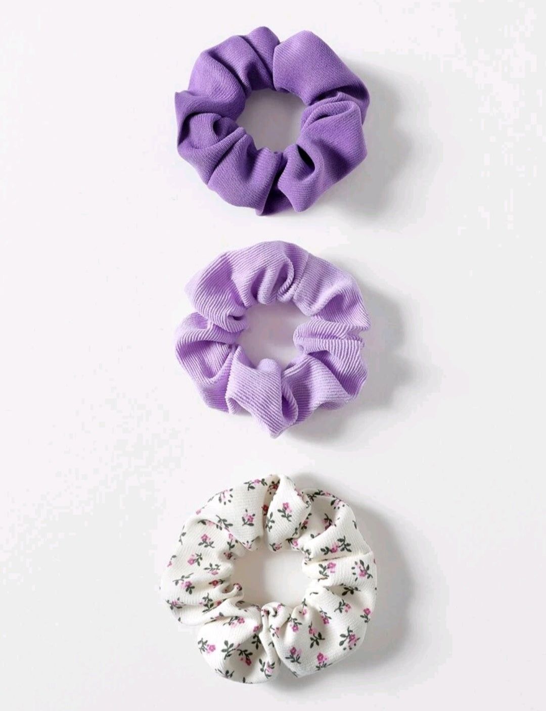 Set 3 gomas cabelloGomas en tela elástica para el cabello. 1 de diseño floral y 2 en tonos lisos acanalado. No daña el cabello. El set incluye 3 piezas. 100% Poliéster Envío: Suiza 2/3 días Europa 5/9 días
