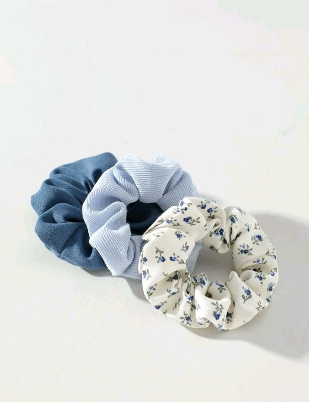 Set 3 gomas cabelloGomas en tela elástica para el cabello. 1 de diseño floral y 2 en tonos lisos acanalado. No daña el cabello. El set incluye 3 piezas. 100% Poliéster Envío: Suiza 2/3 días Europa 5/9 días