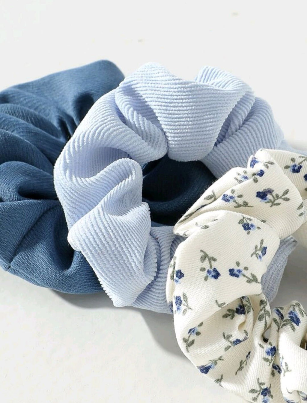 Set 3 gomas cabelloGomas en tela elástica para el cabello. 1 de diseño floral y 2 en tonos lisos acanalado. No daña el cabello. El set incluye 3 piezas. 100% Poliéster Envío: Suiza 2/3 días Europa 5/9 días