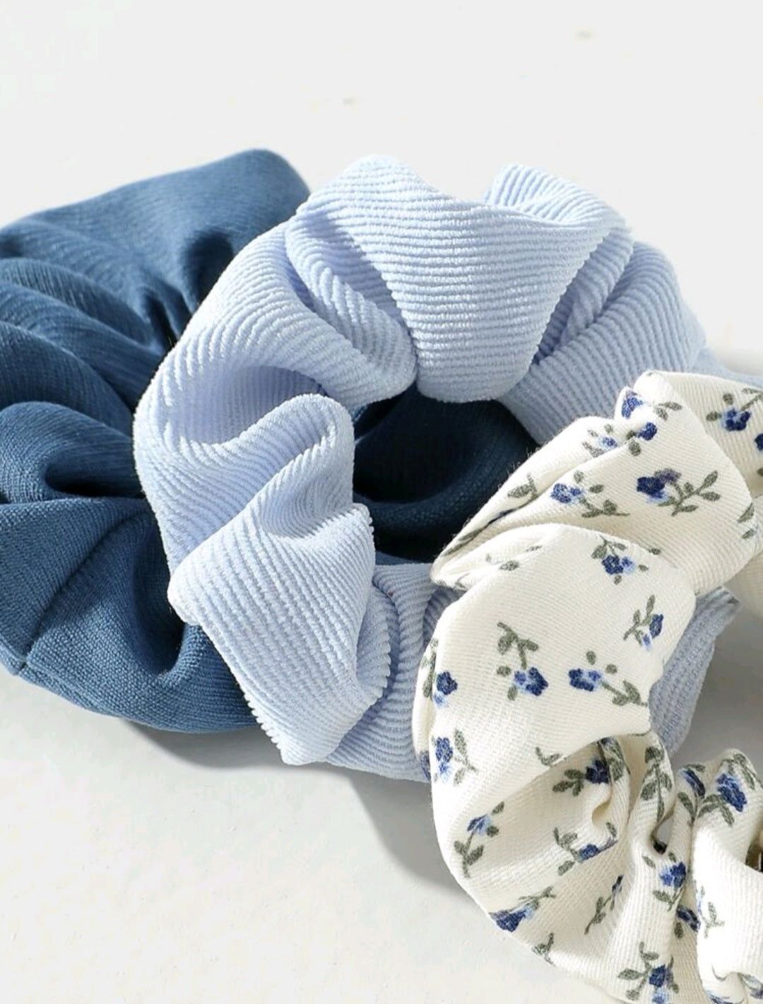 Set 3 gomas cabelloGomas en tela elástica para el cabello. 1 de diseño floral y 2 en tonos lisos acanalado. No daña el cabello. El set incluye 3 piezas. 100% Poliéster Envío: Suiza 2/3 días Europa 5/9 días