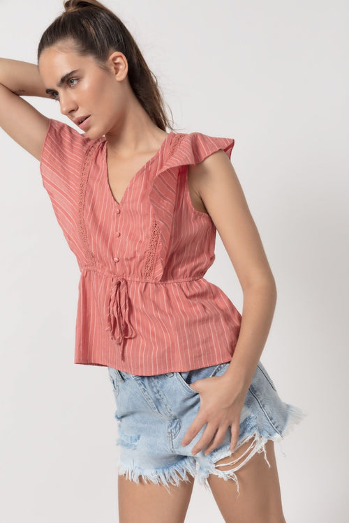 Blusa Peplum Algodón Miranda- PinkBlusa en tejido ligero Cuello pico, manga sisa. Diseño peplum. Detalle crochet en la parte frontal. Talla modelo: S. Altura modelo: 1,67 m. Composición: 97% Algodón, 3% Algodón Envío: Suiza 2/3 días Europa 5/9 días