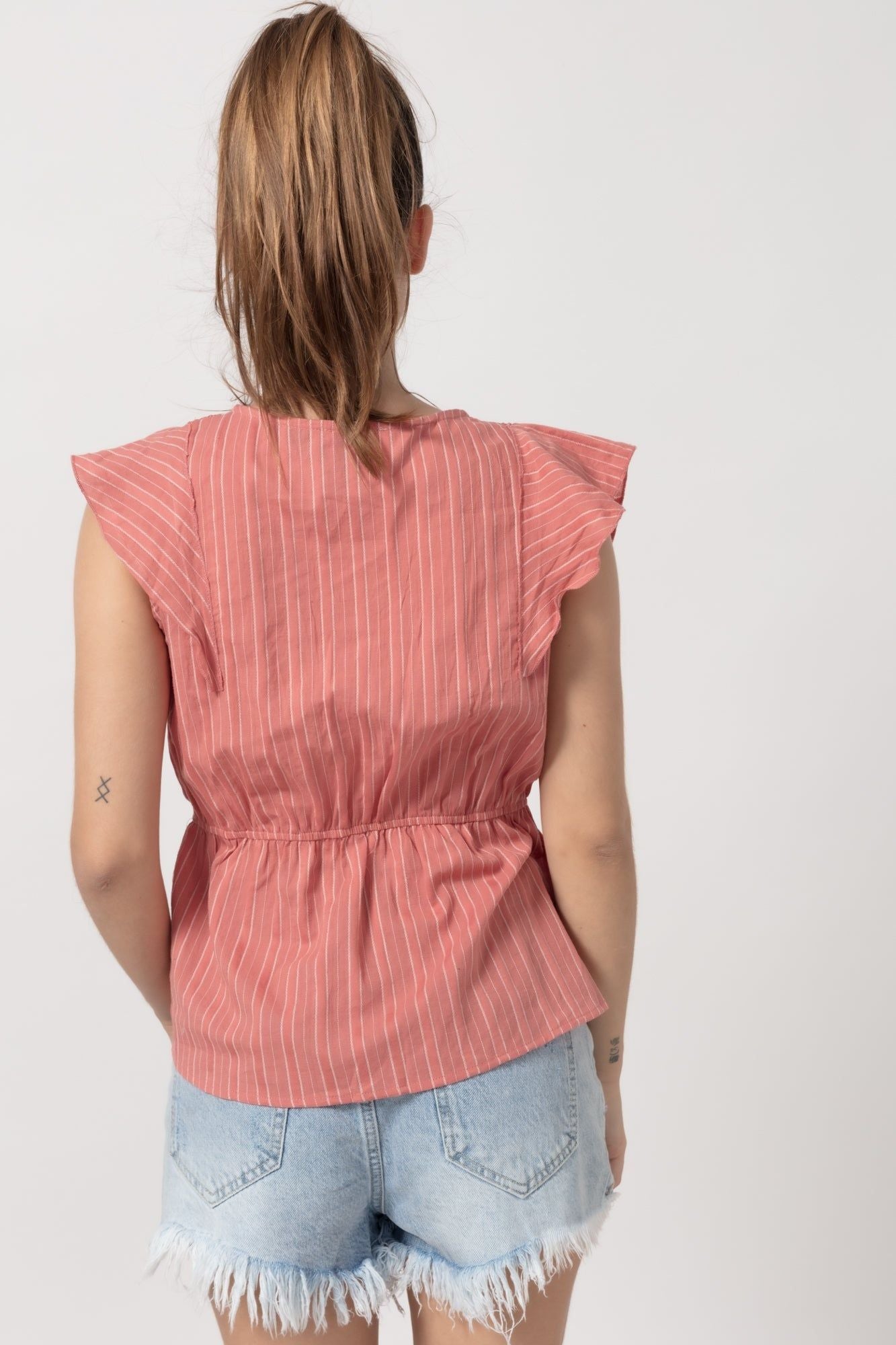 Blusa Peplum Algodón Miranda- PinkBlusa en tejido ligero Cuello pico, manga sisa. Diseño peplum. Detalle crochet en la parte frontal. Talla modelo: S. Altura modelo: 1,67 m. Composición: 97% Algodón, 3% Algodón Envío: Suiza 2/3 días Europa 5/9 días