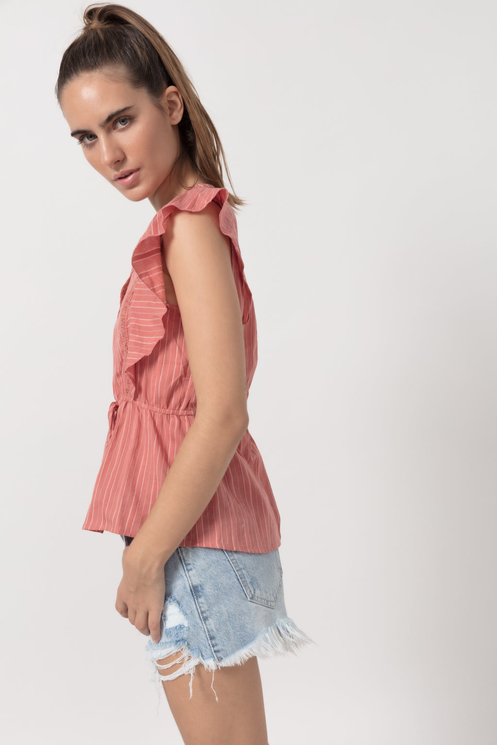 Blusa Peplum Algodón Miranda- PinkBlusa en tejido ligero Cuello pico, manga sisa. Diseño peplum. Detalle crochet en la parte frontal. Talla modelo: S. Altura modelo: 1,67 m. Composición: 97% Algodón, 3% Algodón Envío: Suiza 2/3 días Europa 5/9 días