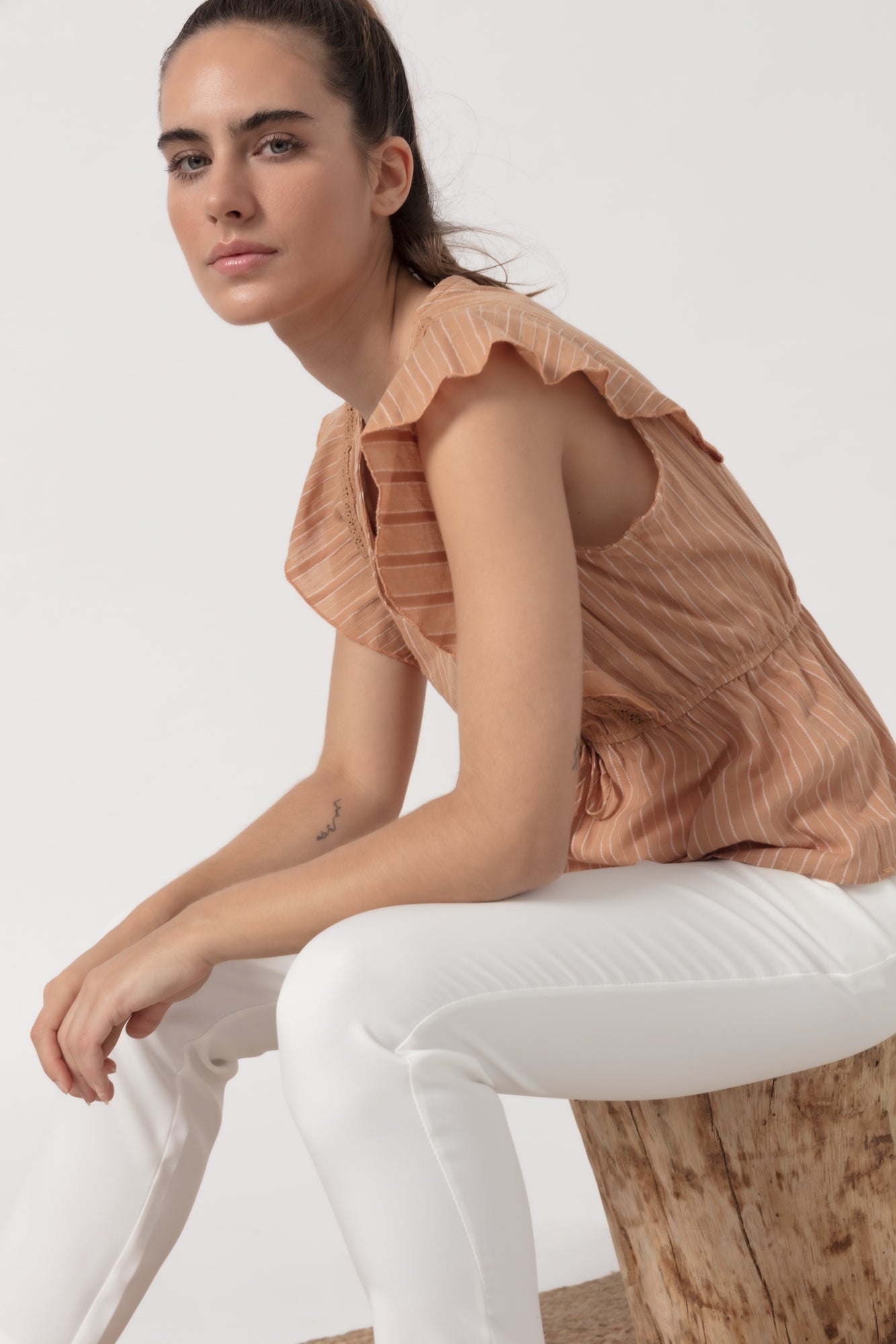 Blusa Peplum Algodón Miranda-MarrónBlusa otoñal en tejido ligero Cuello pico, manga sisa. Diseño peplum. Detalle crochet en la parte frontal. Talla modelo: S. Altura modelo: 1,67 m. Composición: 97% Algodón, 3% Algodón Envío: Suiza 2/3 días Europa 5/9 día