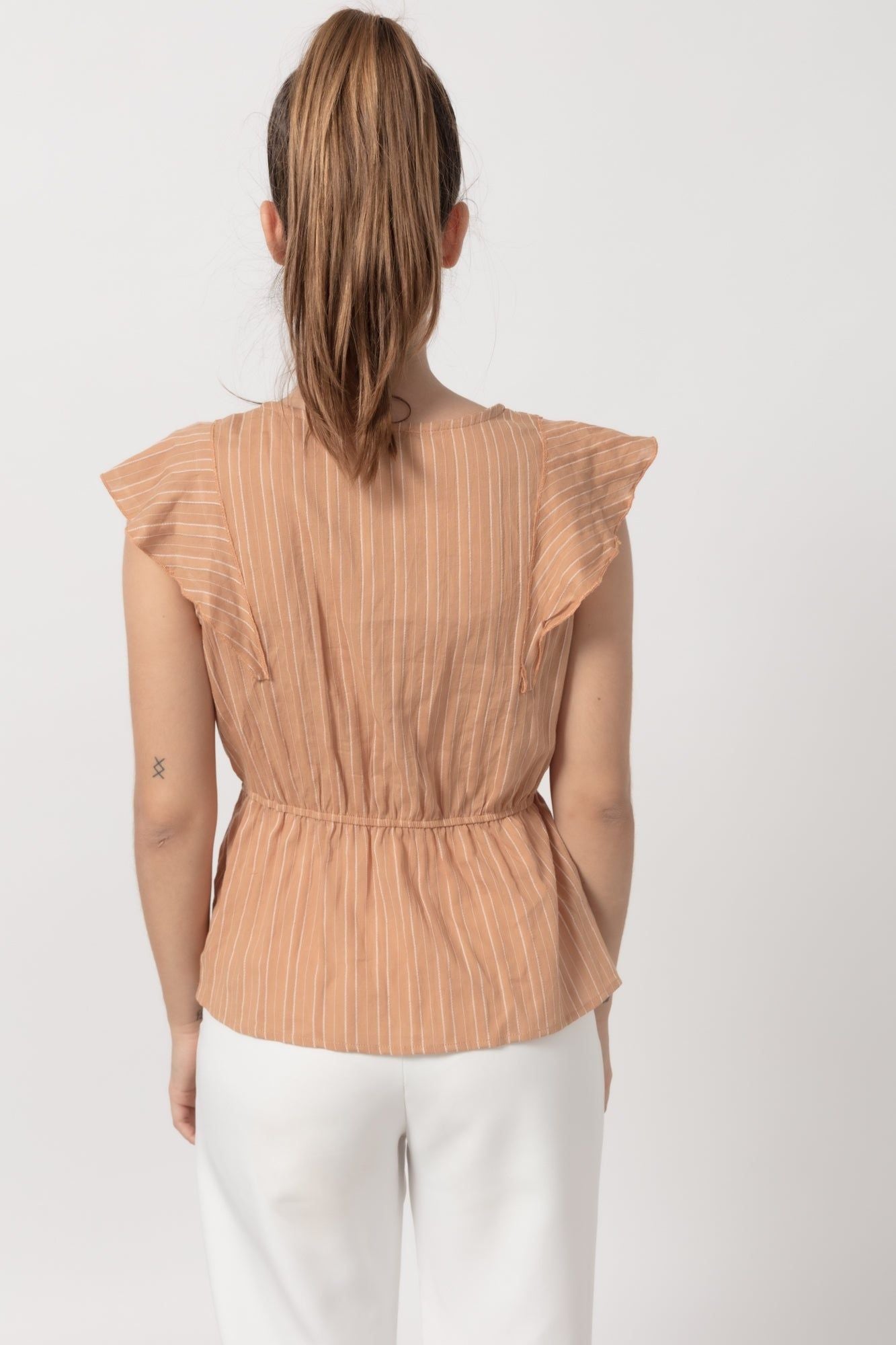 Blusa Peplum Algodón Miranda-MarrónBlusa otoñal en tejido ligero Cuello pico, manga sisa. Diseño peplum. Detalle crochet en la parte frontal. Talla modelo: S. Altura modelo: 1,67 m. Composición: 97% Algodón, 3% Algodón Envío: Suiza 2/3 días Europa 5/9 día