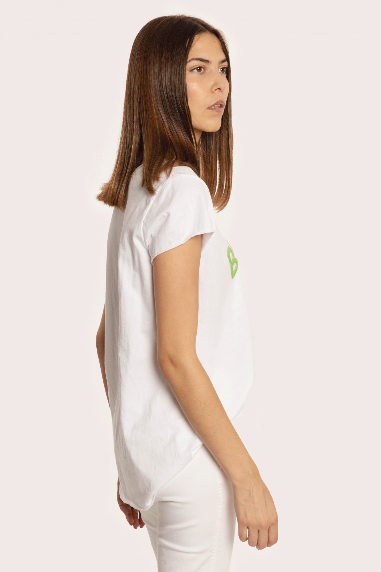 Camiseta algodón BohemeCamisa básica boheme Diseño recto. Cuello redondo y manga corta. Serigrafia. Acabados sin rematar. Casual. Talla modelo: S. Altura modelo: 1,80 m. Composición: 95% Algodón, 5% Elástico Diámetro pecho: Talla M 100-115cm Talla L 106-1