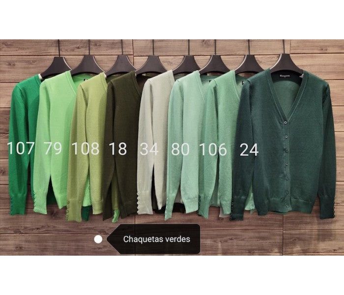 Cardigan Basico Verde -VariosCardigan basico tonos verdes Características Chaqueta de cuello pico con botones en las mangas, están hechos de hilo de algodón por lo cual es muy agradable para cualquier época del año, es nuestro producto estándar que ofrece
