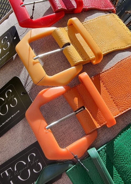 Cinturón Elástico Colores | Colors Elastic BeltsCinturón Rafia Elástico | Colors Belt | Gürtel Bast Estimula tu animo con colores! Dale ese toque tropical a tu look diario con estos cinturones disponibles en 6 colores. Tamaño 90cm/100cm elásticos. Rafia e