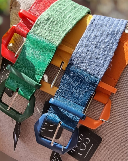 Cinturón Elástico Colores | Colors Elastic BeltsCinturón Rafia Elástico | Colors Belt | Gürtel Bast Estimula tu animo con colores! Dale ese toque tropical a tu look diario con estos cinturones disponibles en 6 colores. Tamaño 90cm/100cm elásticos. Rafia e