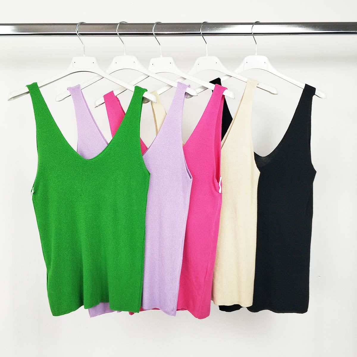 Top punto fino acanaladoTop acanalado de punto fino Un básico que no puede faltar en nuestro armario es este top de punto fino. Perfecto para la temporada de primavera-verano. Esta camiseta de tirantes acanalada es cómoda y practica. La podemos usar cada