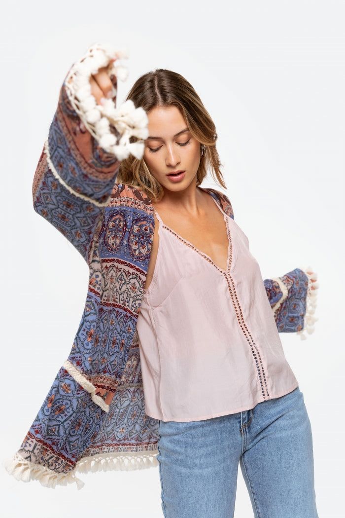 Blusa Lencera Calados | 2 ColoresTop lencero en tejido liso y corte amplio. Tirantes finos ajustables. Detalles calados. Corte estándar. Composición:65% Viscosa 35% Poliéster Talla modelo: S. Altura modelo 1,73 m. Envío: Suiza 2/3 días Europa 5/9 días