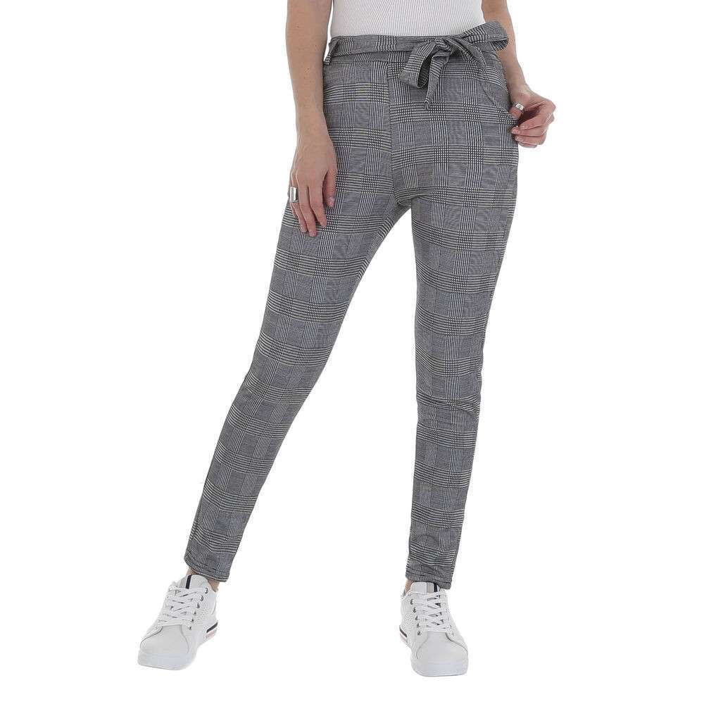 Pantalón Elástico Copenhague Gris S/XLPantalón gris elástico con cinturón Comodidad asegurada con este pantalón elástico estampado. Chinos de talle alto confeccionados en tejido elástico, ligeramente forrados Material: 85% poliamida, 15% elastano Cintura