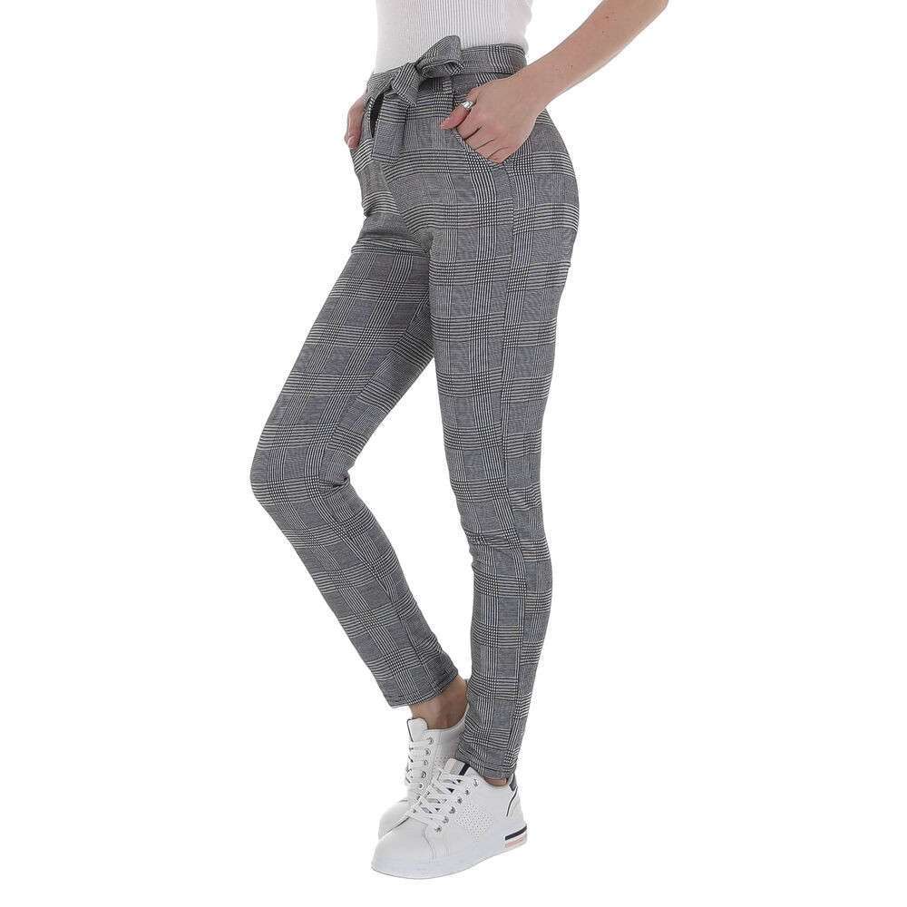 Pantalón Elástico Copenhague Gris S/XLPantalón gris elástico con cinturón Comodidad asegurada con este pantalón elástico estampado. Chinos de talle alto confeccionados en tejido elástico, ligeramente forrados Material: 85% poliamida, 15% elastano Cintura