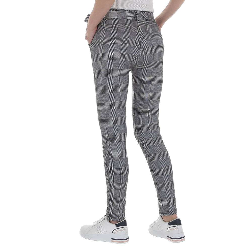 Pantalón Elástico Copenhague Gris S/XLPantalón gris elástico con cinturón Comodidad asegurada con este pantalón elástico estampado. Chinos de talle alto confeccionados en tejido elástico, ligeramente forrados Material: 85% poliamida, 15% elastano Cintura