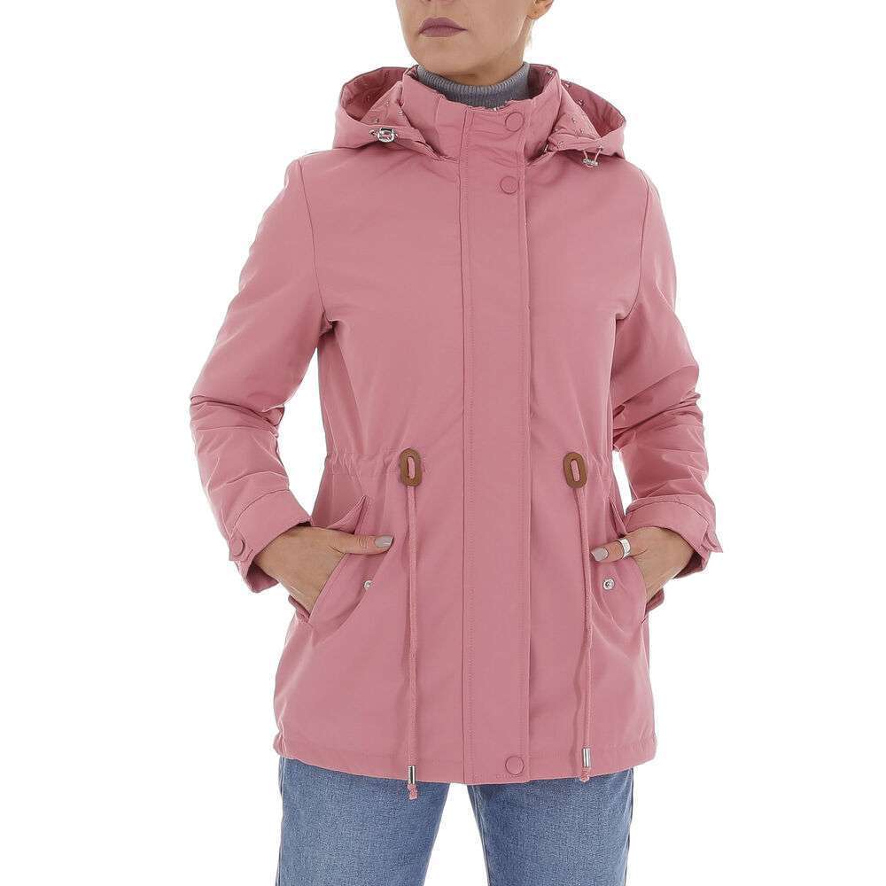 Chaqueta Rosa - Detalles SolapaChaqueta rosa: Dale a tu armario un toque de color! Estas lista para darle a tu armario un toque de feminidad y alegria? Nuestra chaqueta para mujer en color rosa es lo que estabas buscando. Es perfecta también como cortavie