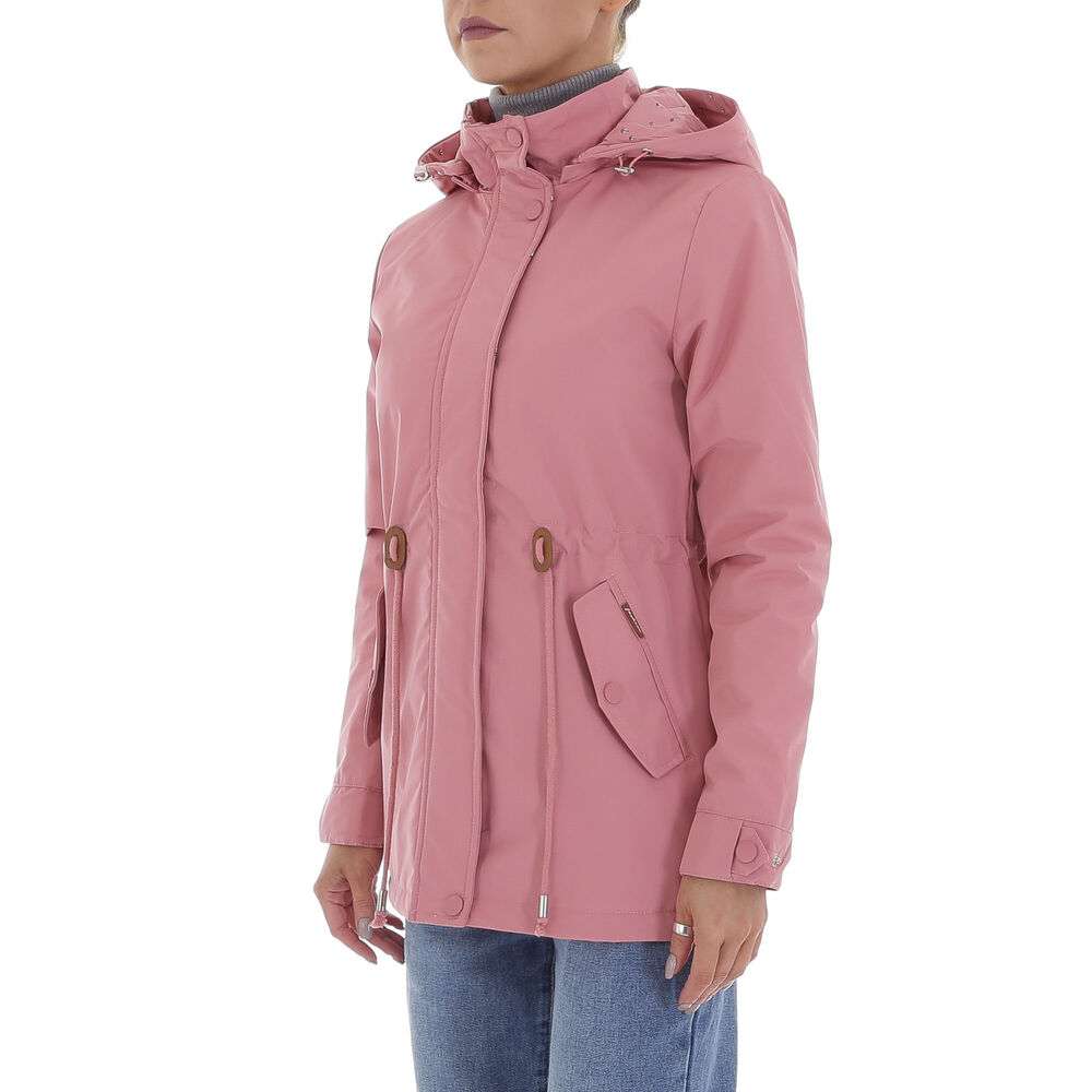 Chaqueta Rosa - Detalles SolapaChaqueta rosa: Dale a tu armario un toque de color! Estas lista para darle a tu armario un toque de feminidad y alegria? Nuestra chaqueta para mujer en color rosa es lo que estabas buscando. Es perfecta también como cortavie