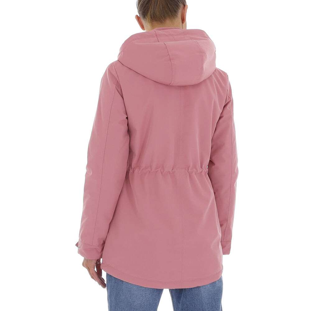 Chaqueta Rosa - Detalles SolapaChaqueta rosa: Dale a tu armario un toque de color! Estas lista para darle a tu armario un toque de feminidad y alegria? Nuestra chaqueta para mujer en color rosa es lo que estabas buscando. Es perfecta también como cortavie