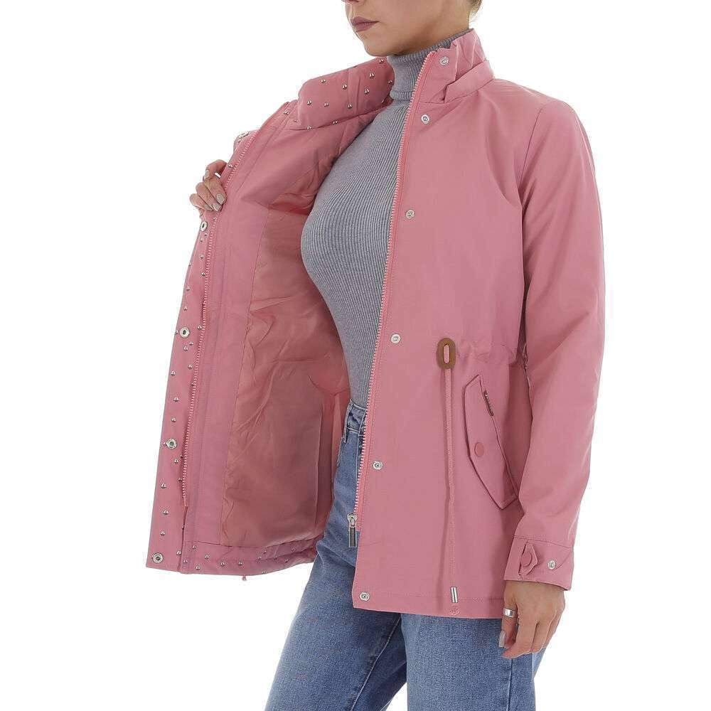Chaqueta Rosa - Detalles SolapaChaqueta rosa: Dale a tu armario un toque de color! Estas lista para darle a tu armario un toque de feminidad y alegria? Nuestra chaqueta para mujer en color rosa es lo que estabas buscando. Es perfecta también como cortavie