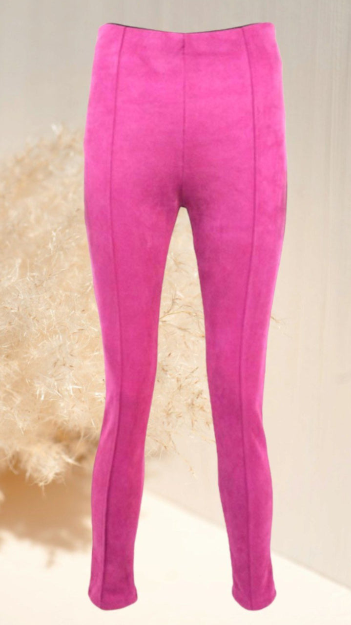 Pantalón elástico ante- 2 ColoresPantalón estilo ante elástico. Leggings ante. Tejido elástico. Diseño crop. Tiro alto. Cintura elástica. Talla modelo: S. Altura modelo: 1,70 m. Composición: 95% Poliéster 5% Elastano Envío: Suiza 2/4 días Europa 5/9 días