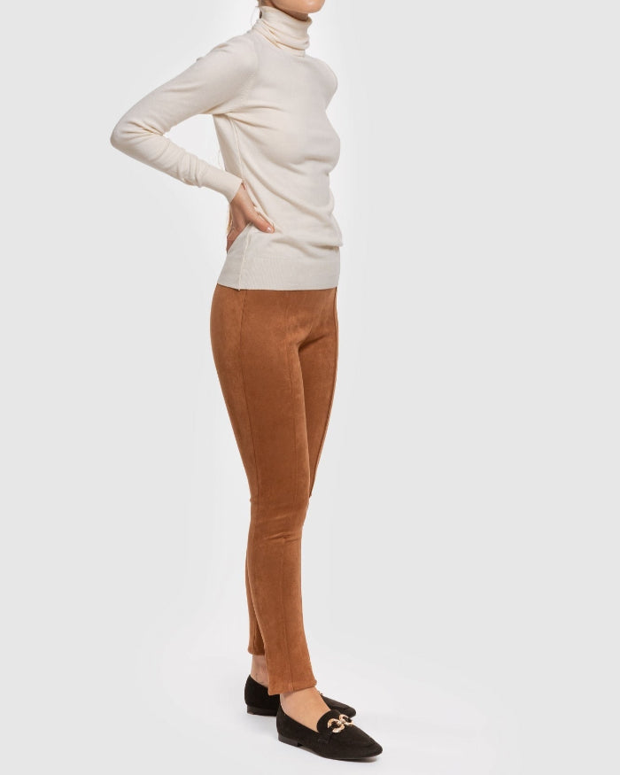 Pantalón elástico ante- 2 ColoresPantalón estilo ante elástico. Leggings ante. Tejido elástico. Diseño crop. Tiro alto. Cintura elástica. Talla modelo: S. Altura modelo: 1,70 m. Composición: 95% Poliéster 5% Elastano Envío: Suiza 2/4 días Europa 5/9 días