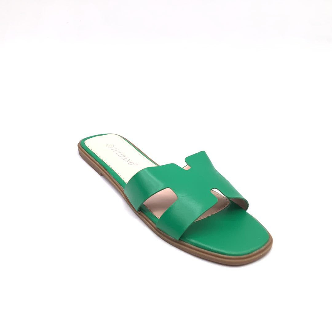 Sandalias eco piel verdeSandalias planas blancas eco piel Que llegue el buen tiempo y nos encuentre bien calzadas! Fabulosas y cómodas sandalias verdes con suela antideslizante. El fondo de armario perfecto, en cuanto a calzado de verano se refiere. Estas