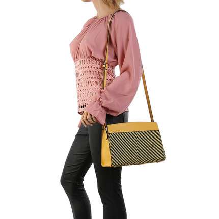 Bolso Elena Amarillo | Shoulder Bag YellowBolso italiano de hombro amarillo Bolso de hombro amarillo con contraste en negro. Correa adaptable. Medidas : 29cm*11cm*20cm Altura de la correa (cm): 60 Material eco piel 2 Bolsillos interiores 1 Bolsillo interi