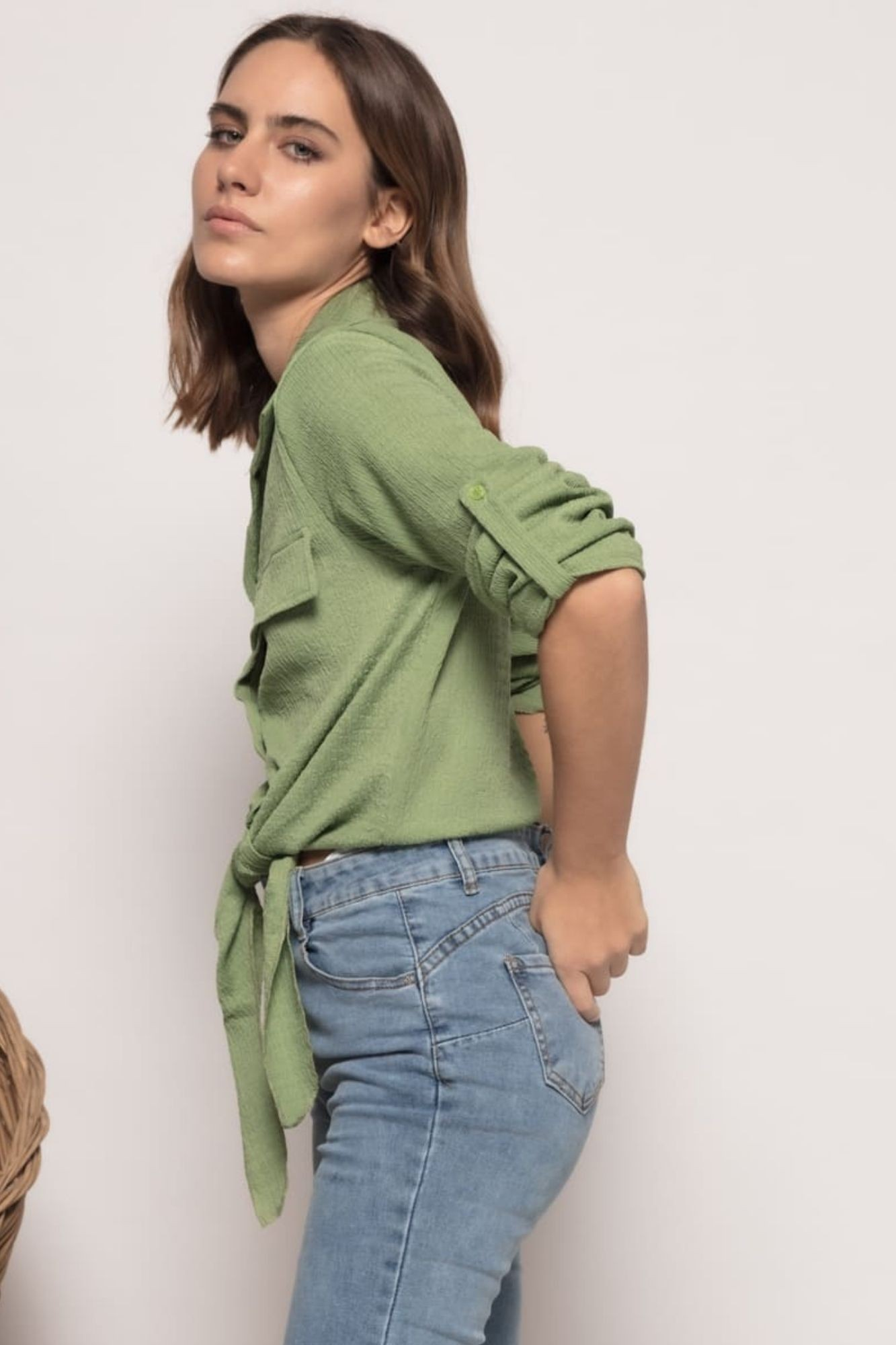 Blusa armonía textura nudoBlusa en tejido de gasa premium con efecto arrugado Cuello camisero, manga tres cuarto abotonada. Diseño anudado. Cierre de botones. Solapas decorativas. Largo: 54 cm. Talla modelo: S. Altura modelo 1.65 m. Composición: 95% Polié