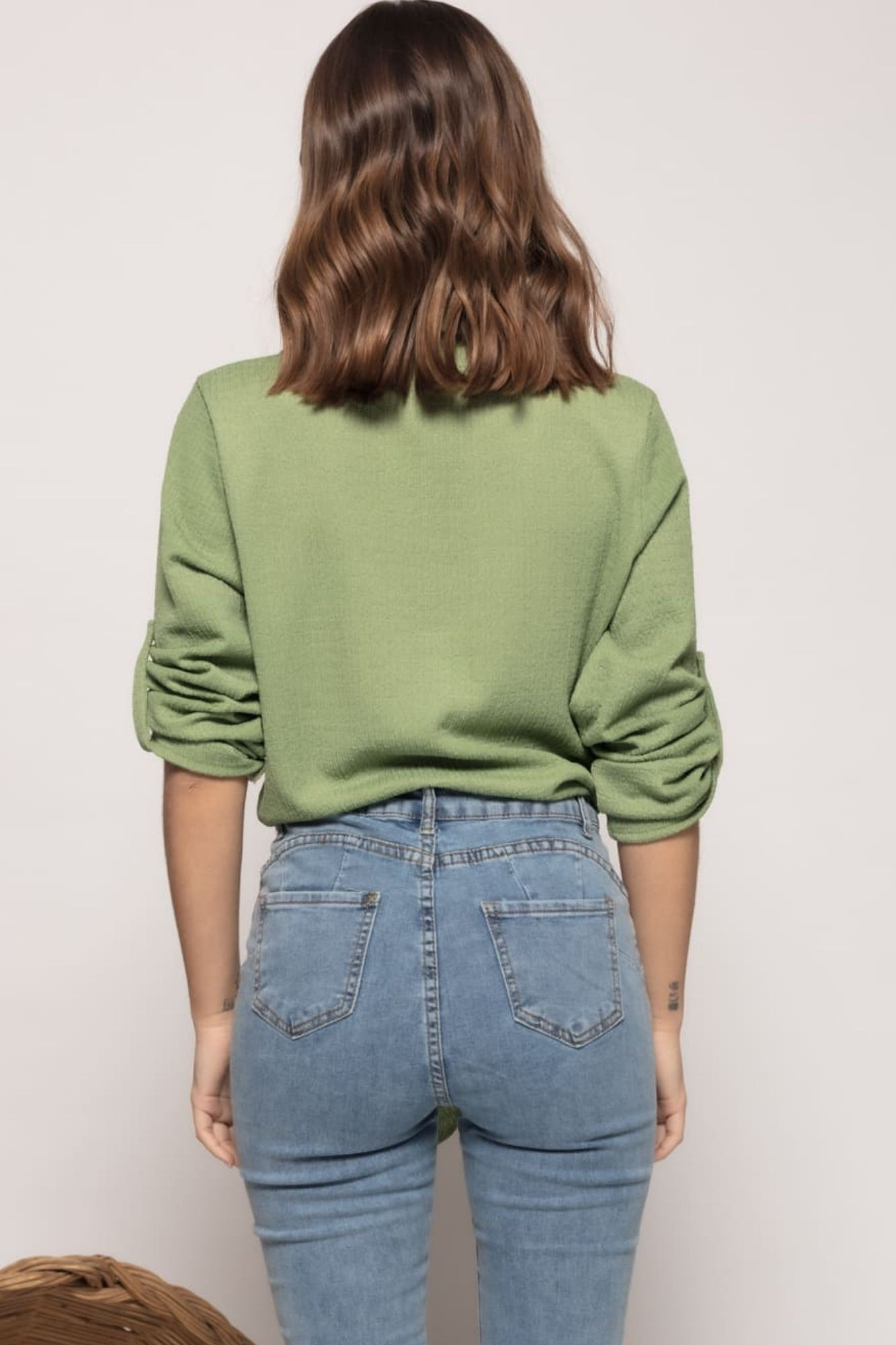 Blusa armonía textura nudoBlusa en tejido de gasa premium con efecto arrugado Cuello camisero, manga tres cuarto abotonada. Diseño anudado. Cierre de botones. Solapas decorativas. Largo: 54 cm. Talla modelo: S. Altura modelo 1.65 m. Composición: 95% Polié