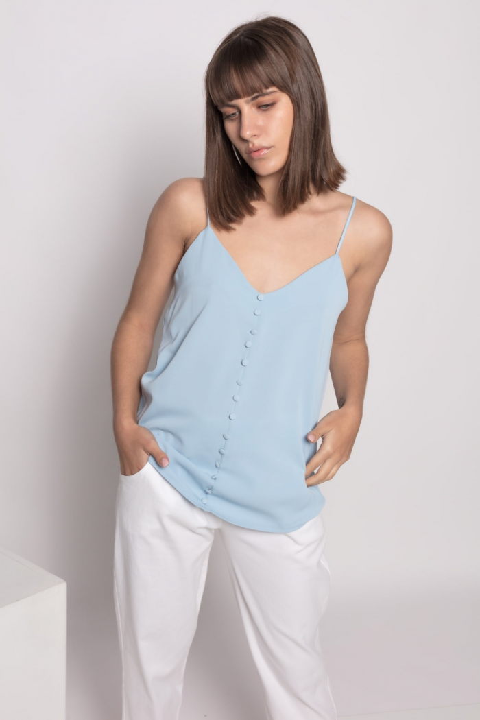 Top Botones HimmelTop de escote pico y tirantes finos elásticos. Detalle de botones en delantero. Largo: 64 cm. Talla modelo: Única . Altura modelo: 1,65 m. Composición: 100% Poliéster Envío: Suiza 2/3 días Europa 5/9 días