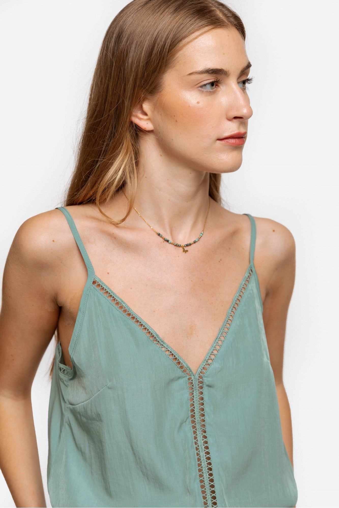 Blusa Lencera Calados | 2 ColoresTop lencero en tejido liso y corte amplio. Tirantes finos ajustables. Detalles calados. Corte estándar. Composición:65% Viscosa 35% Poliéster Talla modelo: S. Altura modelo 1,73 m. Envío: Suiza 2/3 días Europa 5/9 días