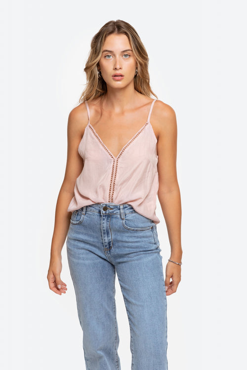 Blusa Lencera Calados | 2 ColoresTop lencero en tejido liso y corte amplio. Tirantes finos ajustables. Detalles calados. Corte estándar. Composición:65% Viscosa 35% Poliéster Talla modelo: S. Altura modelo 1,73 m. Envío: Suiza 2/3 días Europa 5/9 días