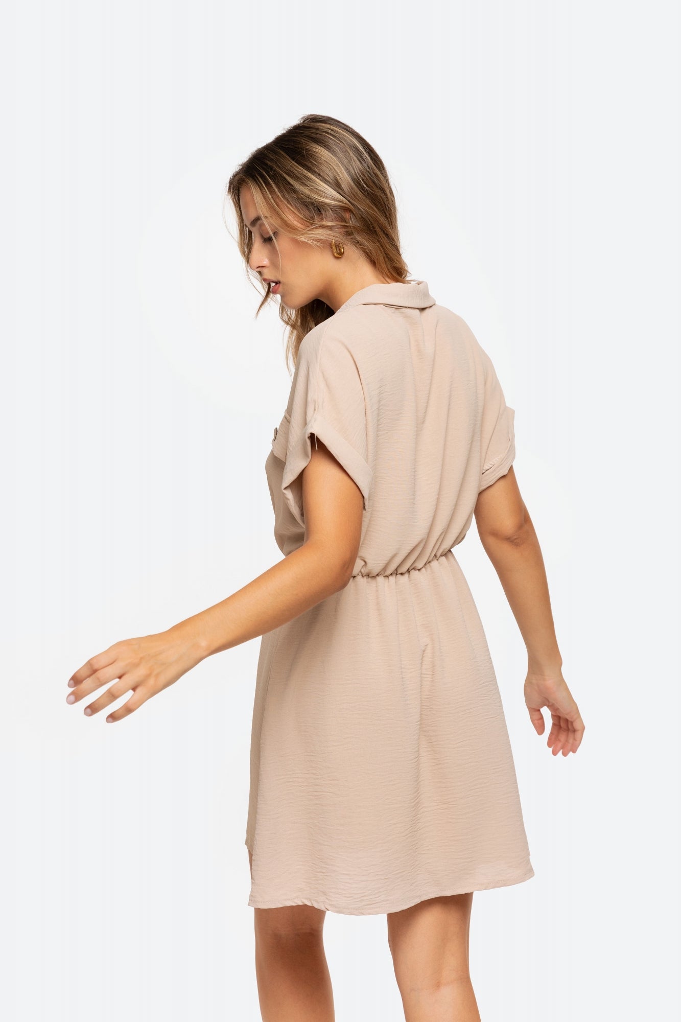 Vestido Casual Cintura AjustableVestido corto de tejido de gasa. Cuello pico. Manga corta. Cierre superior de botones. Cintura elástica con cordón decorativo. Solapas decorativas. Composición: 95% Viscosa, 5% Elástico. Talla modelo: S. Altura modelo: 1,66